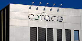grijs Coface gebouw en blauwe lucht op de achtergrond